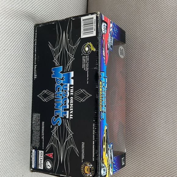 Muscle Machines '69 Chevy Camaro Orange w/ White Stripes & Fuel Lines 1:18 Scale - Picture 5 of 6